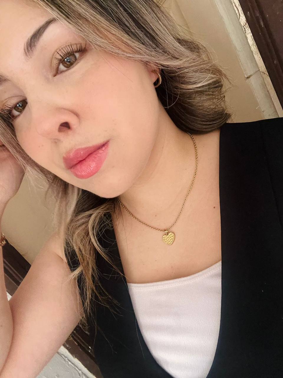 Guerita tetona expuesta #L0b8NhvD