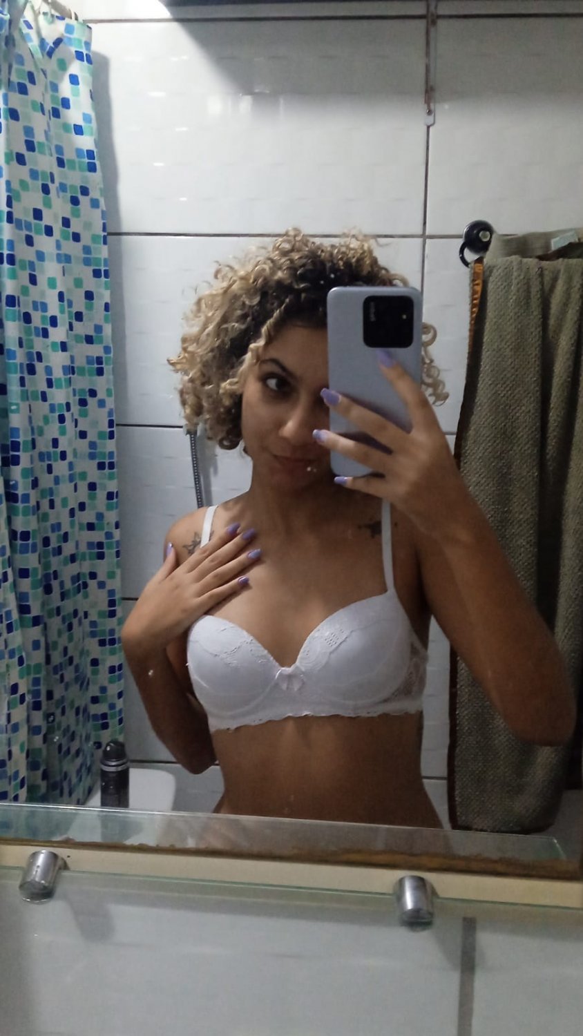 Cacheada gostosa rebolando e mostrando os peitos #P1VyVNQS